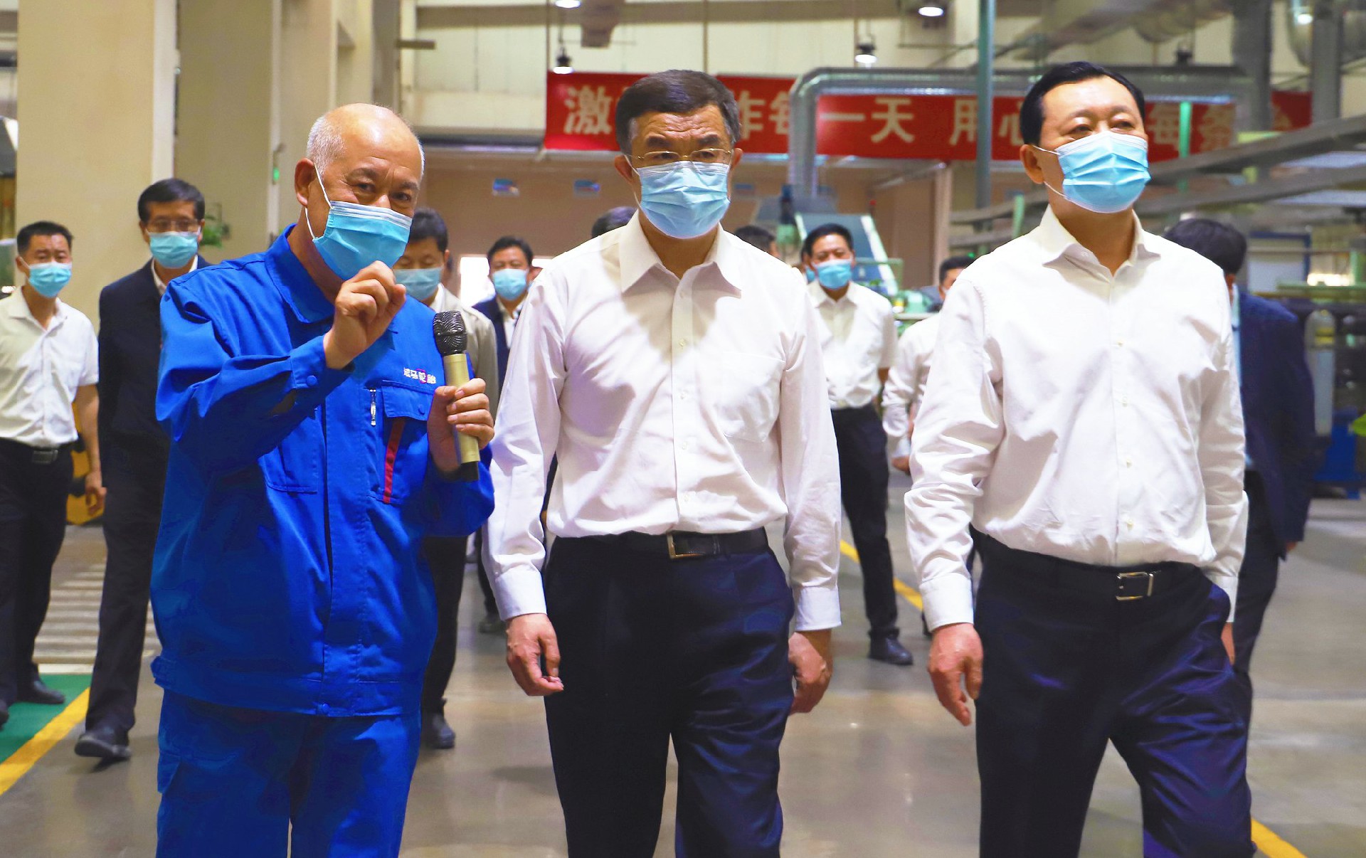 遼寧省常務(wù)副省長(zhǎng)王健一行蒞臨浪馬輪胎調(diào)研