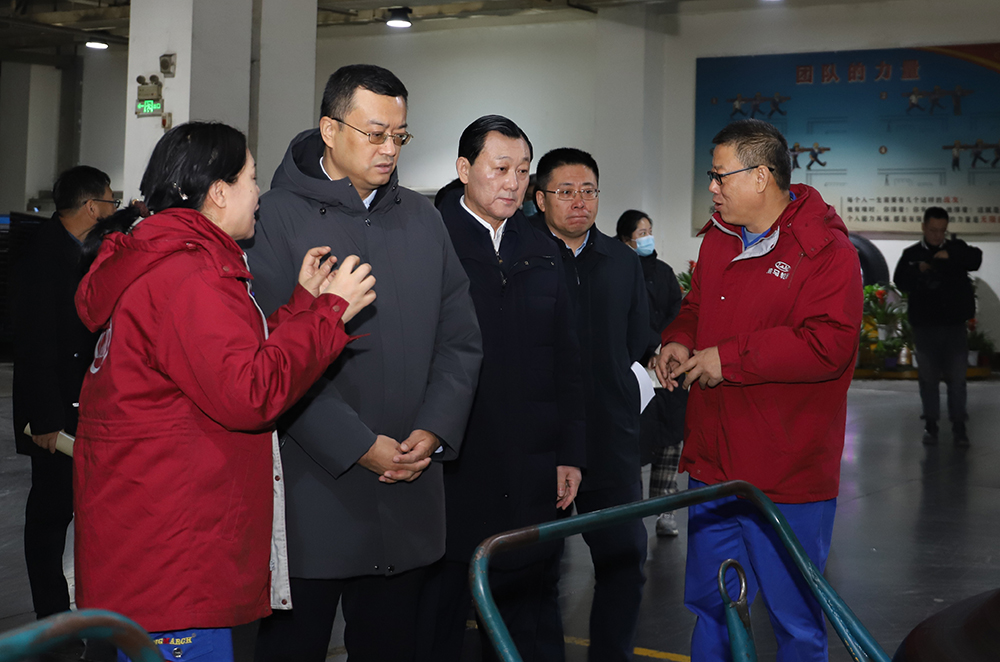 1702624546654736.jpg 副省長(zhǎng)參觀工廠2.jpg